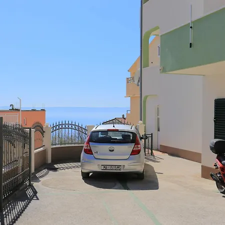 Apartman With Parking Space - 18213 Makarska