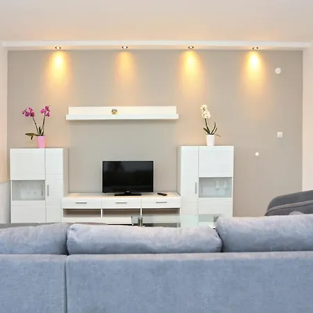 With Parking Space - 18213 Apartment Makarska