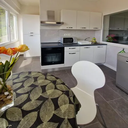 Apartment With Parking Space - 18213 Makarska